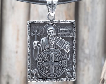 Collana con ciondolo medaglia religiosa di San Benedetto in argento sterling 925. Italia - Italia