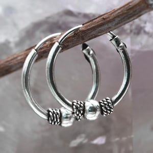 Orecchini a cerchio Bali – Piccoli cerchi tribali in argento sterling 925 da 14x1,2 mm, orecchini boho unisex leggeri, gioielli per cartilagine o lobo IZS151