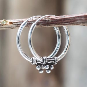 Créoles de Bali - Petits créoles tribaux en argent sterling 925 14 x 1,2 mm, boucles d'oreilles unisexes légères bohèmes, bijoux de cartilage ou de lobe VTS168