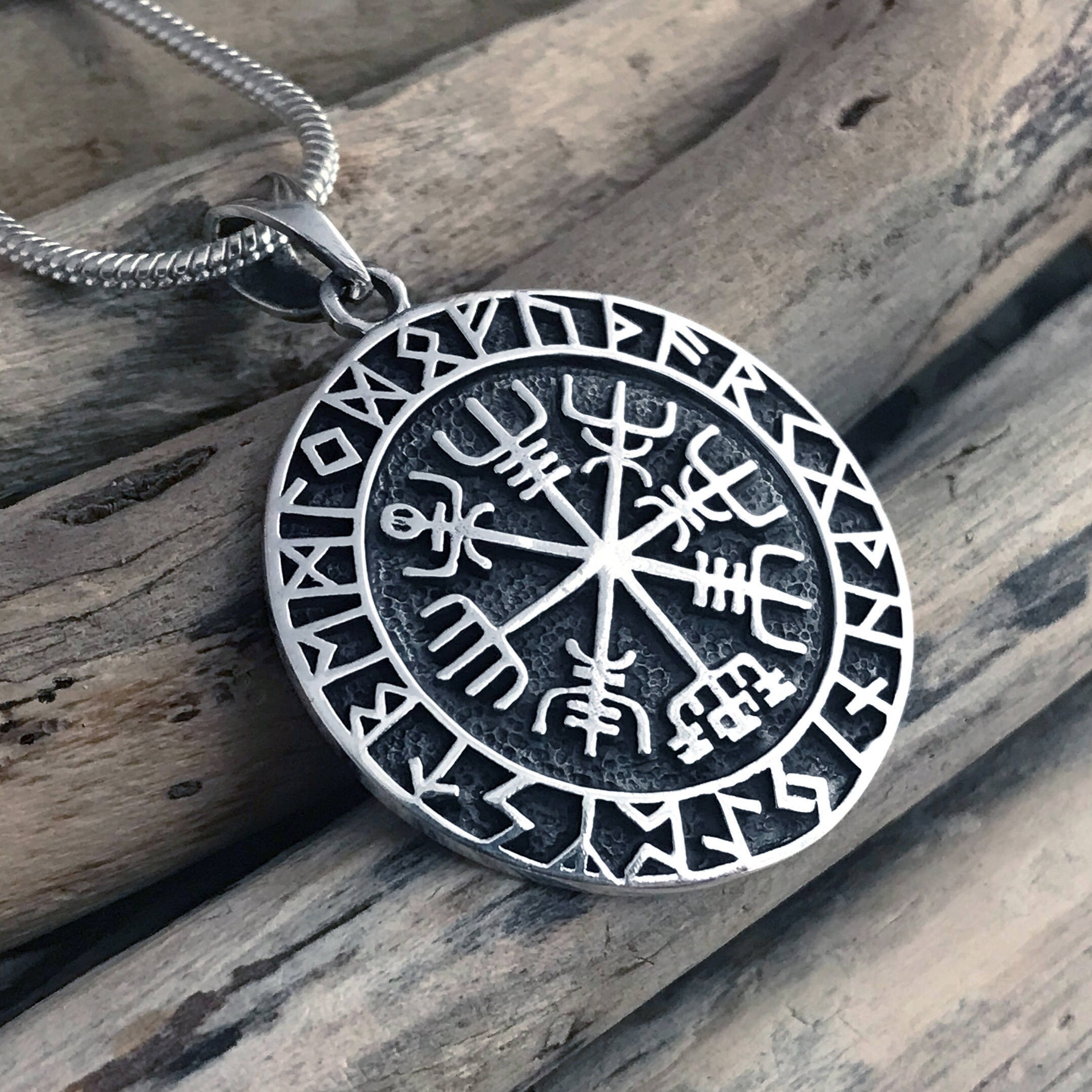 Скандинавские руны вегвизир символ. Вегвизир уроборос. Кельтский вегвизир. Славянский компас вегвизир. Виквизир.