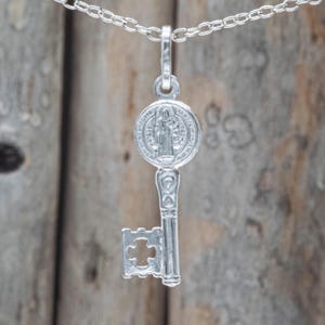 St. Benedictus-sleutelhangerketting sterlingzilver 8 x 25 mm met ketting – christelijk-katholieke beschermingssieraden BFV127