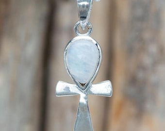 Pingente Ankh em Prata de Lei com Pedra da Lua: Joia com Gema Natural que Representa a Chave da Vida