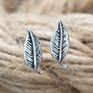 Boucles d'oreilles minuscules en argent sterling 925 avec tiges botaniques délicates