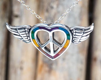 925 Sterling Silber LGBTQ+ Herz Peace Symbol Anhänger Halskette mit Flügeln & Regenbogen Akzenten