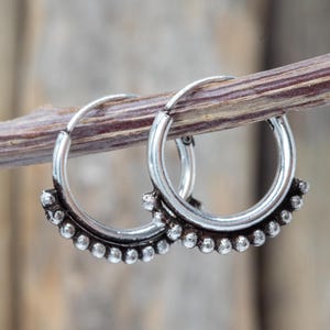 Aros tribales de plata de ley 925 de 12 mm / Aros de lunares estilo Bali oxidados / Aros étnicos bohemios pequeños / Pendientes hechos a mano VTS096