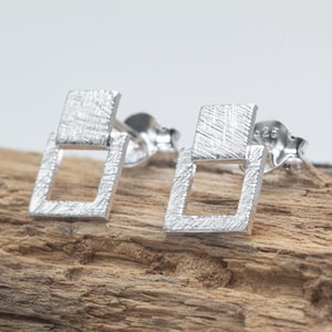Örhängen i modern texturerad geometrisk rektangel i 925 sterlingsilver