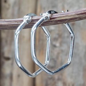 Örhängen i sterlingsilver med hexagoner: Moderna geometriska smycken