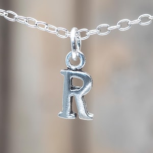 Berlock med bokstaven R i sterlingsilver, initialhänge (7 x 10 mm)