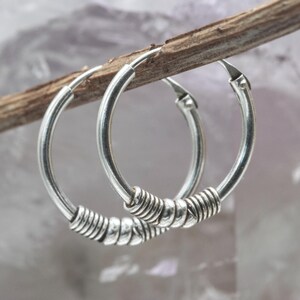 Orecchini a cerchio Bali - Argento Sterling 925, piccoli cerchi tribali da 14x1,2 mm, orecchini boho unisex leggeri, gioielli per cartilagine o lobo VTS134