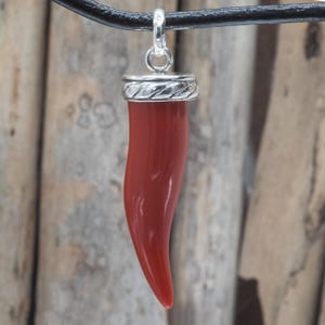 Collier avec pendentif corne rouge et calotte en argent - Amulette porte-bonheur italienne - Charm corno piment rouge - 41,5 x 12,5 mm - Option cordon en cuir TNA166