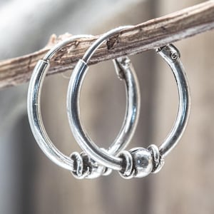 Créoles de Bali - Petits créoles tribaux en argent sterling 925 14 x 1,2 mm, boucles d'oreilles unisexes légères bohèmes, bijoux de cartilage ou de lobe TNA057