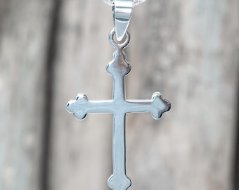 Colar com pingente de cruz francesa prateada com botões (Botonnée Treflee).