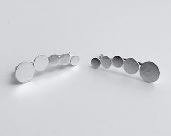 Minimalistische sterlingzilveren cirkeloorklimmers: elegante handgemaakte oorbellen