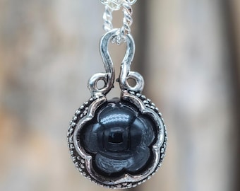 Pingente Flor de Gotland em Prata de Lei 925 - Amuleto de Proteção em Ônix Preto - Joia Inspirada na Era Viking
