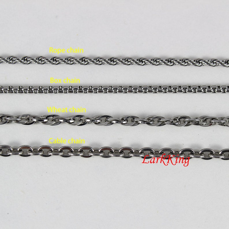 Puede incluir: Cuatro tipos diferentes de cadenas de plata: cadena de cuerda, cadena de caja, cadena de trigo y cadena de cable.