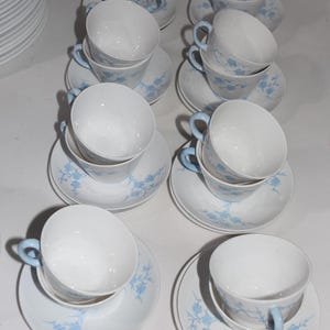 Pu&ograve; includere: Un set di tre tazze in ceramica con finitura opaca e macchiettata. Le tazze sono nei toni del crema, grigio chiaro e grigio scuro. Ogni tazza ha un design semplice e minimalista, perfetto per caff&egrave; o t&egrave;.