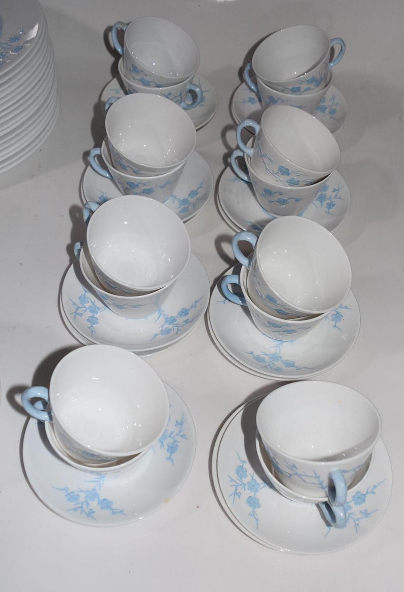 Pu&ograve; includere: Un set di tre tazze in ceramica con finitura opaca e macchiettata. Le tazze sono nei toni del crema, grigio chiaro e grigio scuro. Ogni tazza ha un design semplice e minimalista, perfetto per caff&egrave; o t&egrave;.