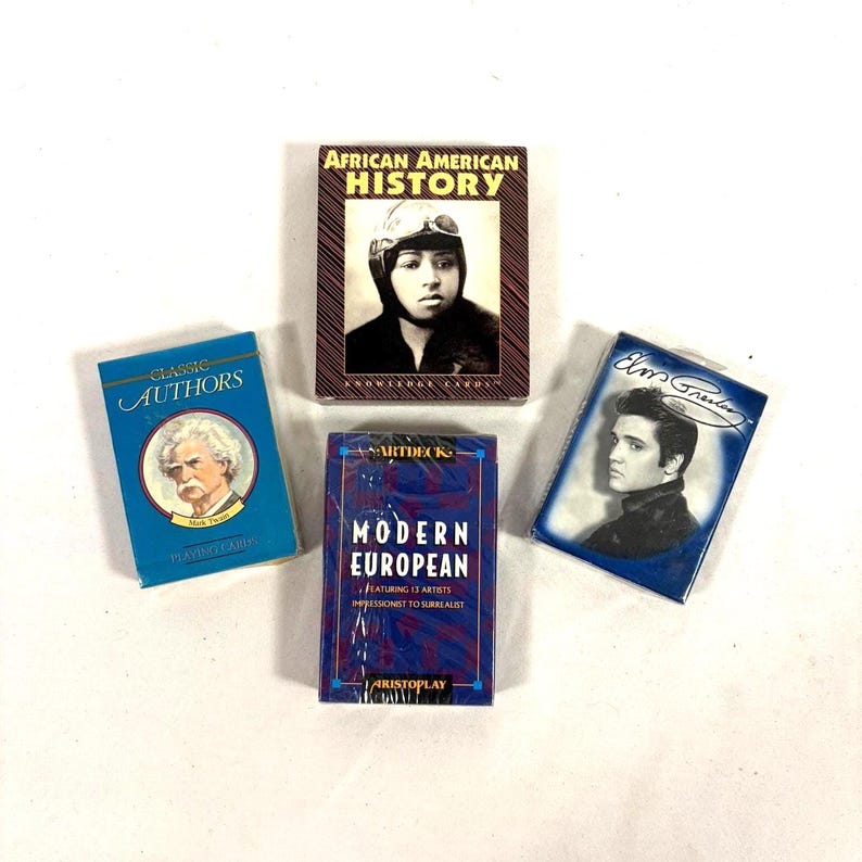 Puede incluir: Se muestran cuatro barajas de cartas. Una es azul con "Classic Authors" y un retrato de Mark Twain. Otra es "African American History". La tercera es "Modern European". La cuarta presenta un retrato de Elvis Presley. Las medidas no son aplicables.
