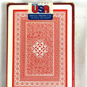 Puede incluir: Una baraja de cartas Hoyle, impresa en EE. UU. El dorso de la carta presenta un dise&ntilde;o rojo y blanco con un motivo floral central y un borde decorativo. La caja es roja y blanca.