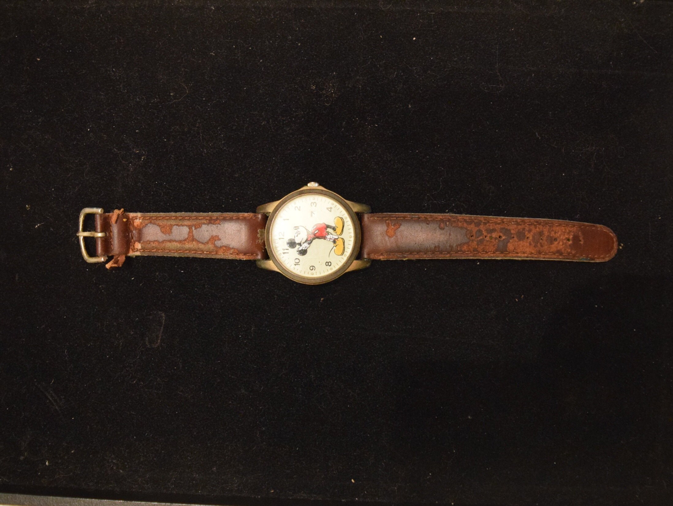 Disney Mickey Mouse Watch Set w/ 5 Leather Bands – Gold Casing Disney Special Edition Mickey and Minnie Travel Theme Watch  main image 3