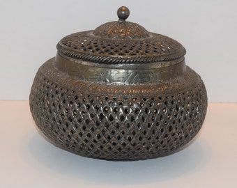 Cutout Jaali Box Ornate Container Dome Finial Lidded Reticulated Open Work Round Metal Trinket Box Paan Daan Pandan Betel Nut Box Betelbox