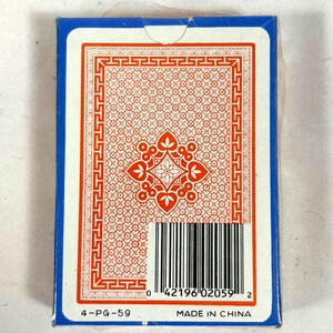 Puede incluir: Un mazo de naipes en una caja azul. El dorso de las cartas presenta un dise&ntilde;o floral rojo y blanco con un borde decorativo. La caja tiene un c&oacute;digo de barras y el texto "MADE IN CHINA".