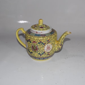 Famille Rose Traditional Chinese Tea Pot Jingdezhen Ceramic Porcelain Longevity Chinese Porcelain Yellow Chinese Mun Shou Teapot