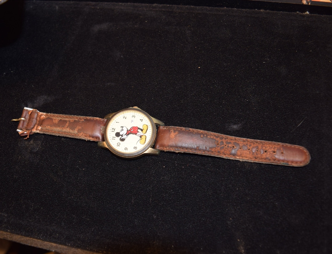 Lodis Gold-tone Mickey Mouse Face Brown Leather Strap Watch Vintage Mickey Mouse Watch with Gold-tone Face | Lorus V515  main image 3