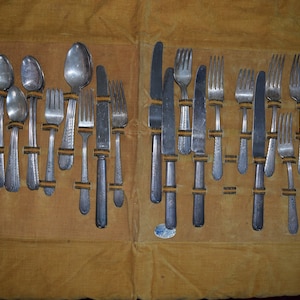 1938 H and T MFG Co Holmes & Tuttle Wentworth Silverplate Flatware Triple Plated Set In Original Velour Line Storage Case 39 Pc Silverware