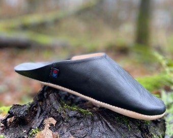 Unisex slippers made of natural leather, lightweight barefoot house shoes, handmade with a light sole, sustainable slippers.