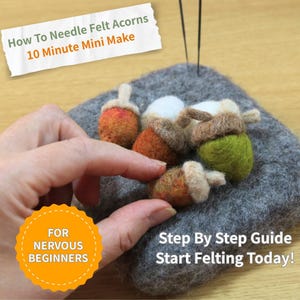 Puede incluir: Primer plano de bellotas de fieltro de aguja en varios colores, incluyendo naranja, blanco y verde, sobre una superficie de fieltro gris. La imagen incluye el texto "How To Needle Felt Acorns" y "Step By Step Guide".