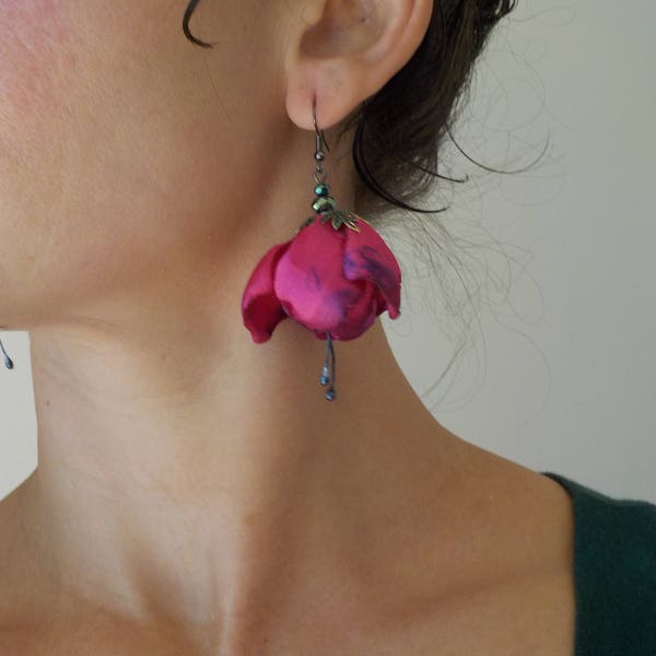 Hot Pink Fabric Flower Boucles d’oreilles Fuchsia fleur tango flamenco danse du ventre Fée Boucles d’oreilles Faites à la main boucles d’oreilles en fleurs uniques