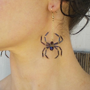 Boucles d&#39;oreilles araignée mauve violet foncé moyenne petite araignée perlée Halloween sorcière gothique bijoux araignées effrayantes bijoux Pegan - Cleo