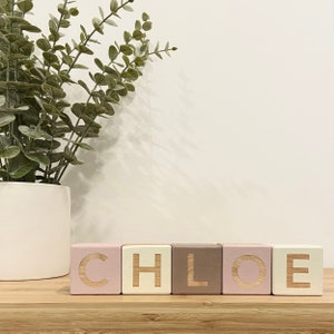 Bloques de madera - Decoración de la habitación de los niños de la guardería - Regalo presente Baby Shower, Cumpleaños, Pascua - rosa - coqueta bebé orgánica y natural - Liv y Oso