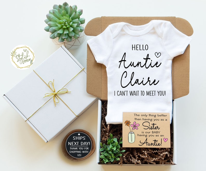 Hello Auntie GIFT BOX Baby Announcement Onesie® Bodysuit a memorable Personalize Name Pregnancy Reveal gift for a Sister new Auntie Aunt Tia
