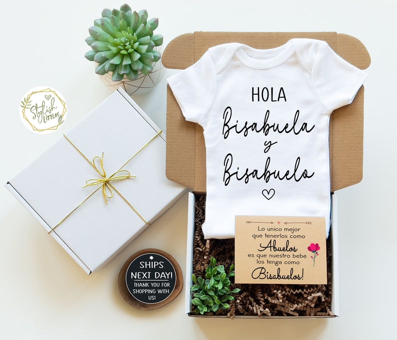 Bisabuelas Bisabuelos Pregnancy Announcement Gift Box Baby Reveal Onesie® a Spanish Anuncio de Embarazo para Bisabuela Bisabuelo Abuelitos image 1