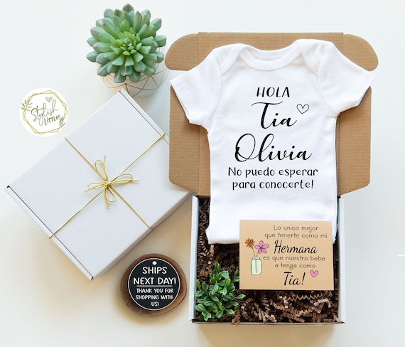 Hola Tia Auntie GIFTBOX Anuncio de Embarazo Pregnancy Announcement Onesie® Bodysuit a Personalize Name Baby Reveal gift for a Sister Hermana