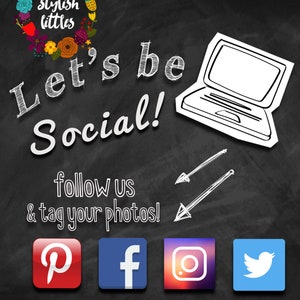 Op de afbeelding: Een schoolbord met witte krijtbelettering die "Let's be Social!" zegt, met een laptoptekening, pijlen die naar rechts wijzen en social media-iconen voor Pinterest, Facebook, Instagram en Twitter. De tekst onderaan zegt "www.stylishlittles.com".