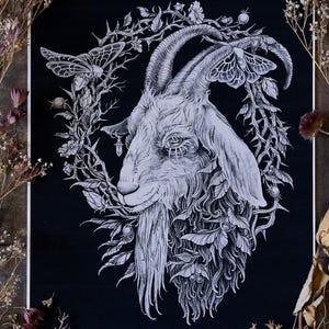 Könnte beinhalten: Schwarz-Weiß-Illustration eines Ziegenkopfes, geschmückt mit einem floralen Kranz und Schmetterlingen. Die Ziege hat einen langen Bart und detailliertes Fell. Das Kunstwerk ist vor einem schwarzen Hintergrund mit zarten botanischen Elementen gerahmt.