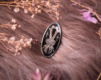Memento Mori – broszka z kością: srebrna emaliowana broszka w stylu gotyckim, ciemna sztuka żałobna w stylu wiktoriańskim