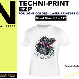 Peut inclure: T-shirt blanc avec un imprimé graphique d'un dinosaure portant des écouteurs. Le texte "TECHNI-PRINT EZP" est imprimé au dos du t-shirt. Le t-shirt est pour les couleurs claires et les imprimantes laser uniquement. La taille de la feuille est de 8,5 x 11 pouces.