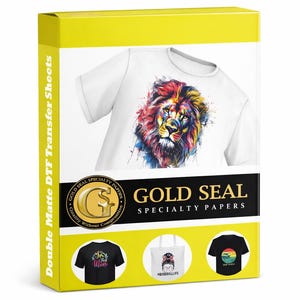 Puede incluir: Una caja amarilla de hojas de transferencia DTF Double Matte Gold Seal. La caja presenta una camiseta blanca con un gráfico de león colorido. La caja también muestra ejemplos de camisetas estampadas y una bolsa de mano.