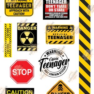 Op de afbeelding: Een verzameling gele, zwarte en rode waarschuwingsborden en stickers met tekst zoals WARNING OFFICIAL TEENAGER, DANGER, STOP en CAUTION. De ontwerpen bevatten gevarenstrepen, stralingssymbolen en schedelpictogrammen op verschillende vormen.