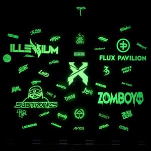 K&ouml;nnte beinhalten: Ein schwarzer Hintergrund mit zahlreichen neongr&uuml;nen Logos und Texten. Der Text enth&auml;lt K&uuml;nstlernamen wie ILLENIUM, ZOMBOY und FLUX PAVILION. Die Logos und Texte sind in einem verstreuten Muster angeordnet und erzeugen einen lebendigen visuellen Eindruck.