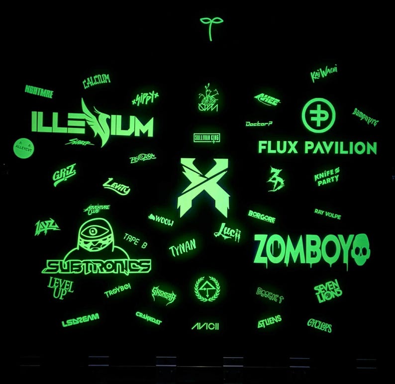 K&ouml;nnte beinhalten: Ein schwarzer Hintergrund mit zahlreichen neongr&uuml;nen Logos und Texten. Der Text enth&auml;lt K&uuml;nstlernamen wie ILLENIUM, ZOMBOY und FLUX PAVILION. Die Logos und Texte sind in einem verstreuten Muster angeordnet und erzeugen einen lebendigen visuellen Eindruck.