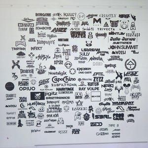 Pode incluir: Uma colagem digital de numerosos logotipos gráficos pretos e nomes de artistas baseados em texto sobre um fundo branco. A coleção apresenta várias fontes estilizadas, símbolos e ícones que representam diferentes artistas musicais e marcas.