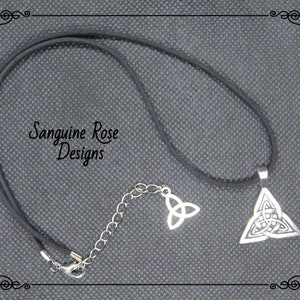 Pendentif en velours noir TRIQUETRA, collier païen noir triquetra, collier celtique cordon noir, collier Wicca triquetra, fait main, réglable