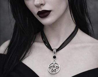 Collar con colgante de pentagrama: cordón negro, pentáculo plateado, estilo gótico wicca.
