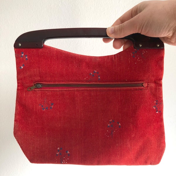 Rote retro Handtasche aus Cord, Portemonnaie mit blauen Blumen