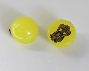 Słonecznie żółte klipsy do uszu wykonane z polerowanego plastiku, żółte klipsy do uszu w stylu vintage z lat 60-tych